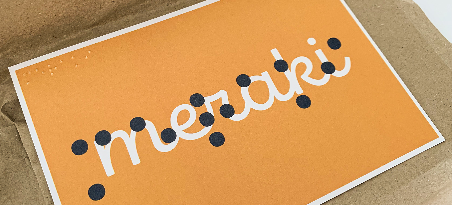 Das Bild zeigt einen Ausschnitt der Braille-Postkarte Meraki.